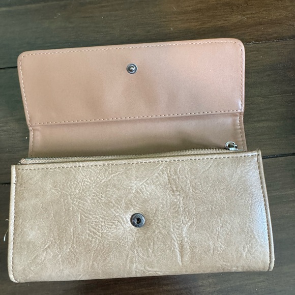 Wrangler Cream Handbag Set with Detachable Logo Strap and Matching Wallet - Picture 10 of 11